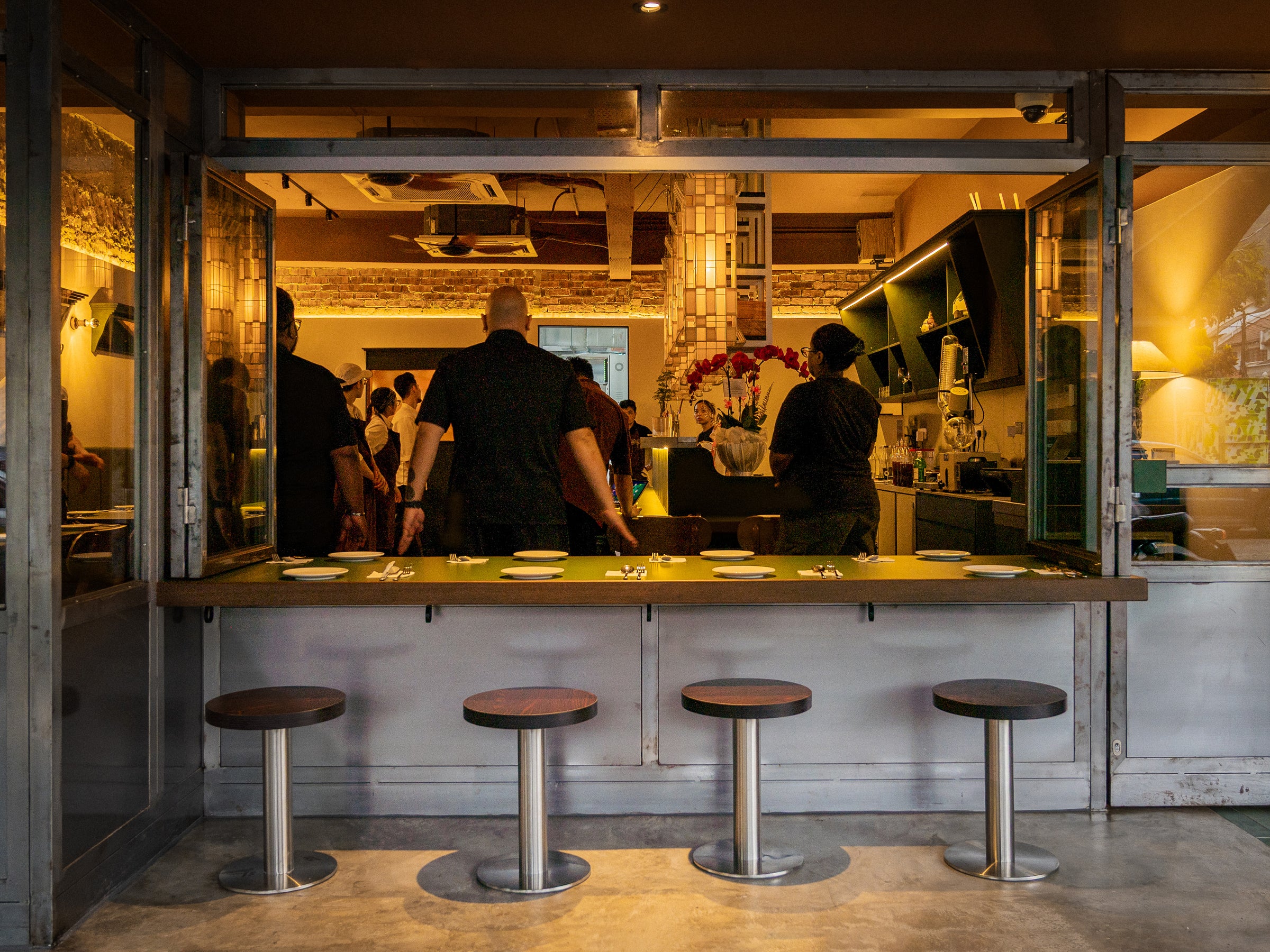 Jalinan open bar counter